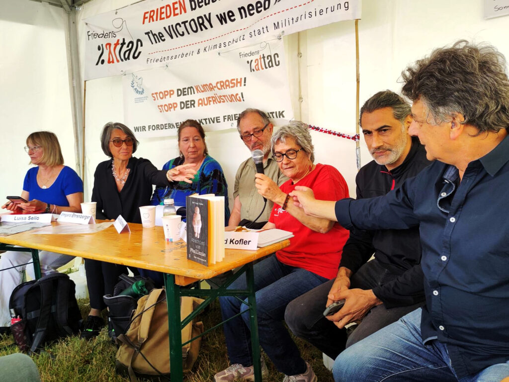 Podium bei der Veranstaltung